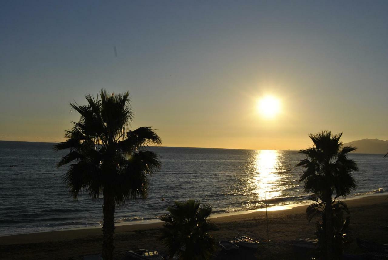 Apartamento Frente Al Mar,Primera Linea De Playa 린콘데라빅토리아 외부 사진